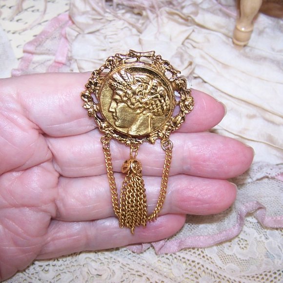 Unsigned Gold Tone Metal Costume Pin Brooch - Greek / Roman Lady - Picture 3 of 5